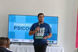 Pedro Ortiz Vázquez destacó la capacitación de policías y bomberos para atender crisis emocionales.