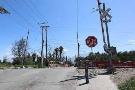 A pesar de contar con plumas y señalización, la infraestructura para alertar a los conductores permanece desactivada.