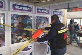 Personal de inspección revisa una máquina en un comercio local, y aplica la sanción correspondiente.