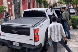 La Chevrolet Cheyenne ZR2 Bison que utiliza Laura Imelda Pérez porta placas EZ-0435-D de Coahuila, dadas de alta en San Pedro de las Colonias.