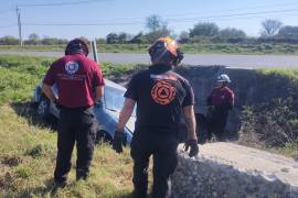 Conductor se sale del camino y termina en paso de agua, en Linares NL