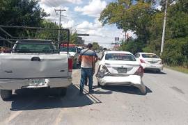 La camioneta Ford y el taxi resultaron con daños materiales tras el choque por alcance registrado en la Calzada del Márquez.