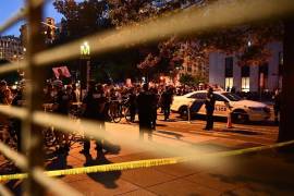 El incidente ocurrió la noche del sábado en la ciudad de Burlington; las tres víctimas recibieron disparos del sujeto que aún no es identificado.