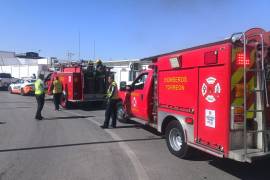 Bomberos y policías participaron en la evacuación y atención de los pasajeros simulados.