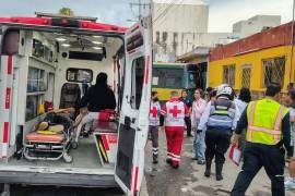 Elementos de Protección Civil, Bomberos y cuerpos de auxilio acudieron al cruce de la avenida Juárez y la calzada Mariano López Ortiz para atender a los pasajeros lesionados y coordinar las maniobras de seguridad en la zona.