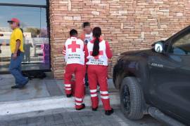 Paramédicos trasladaron al herido al centro de salud para una mejor atención.