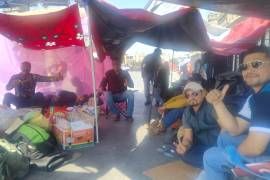 Ex trabajadores de AHMSA permanecen en el Zócalo capitalino pese a las bajas temperaturas.