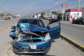 El automóvil azul presentó severos daños tras el accidente registrado sobre la Gustavo Díaz Ordaz.