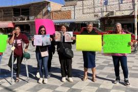 Familiares de la víctima acudieron al centro tras difundirse un video donde una mujer es arrastrada por la banqueta.