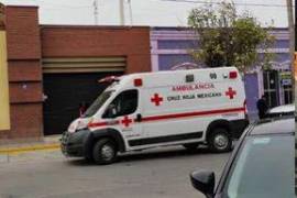 Paramédicos de la Cruz Roja confirmaron el fallecimiento de la maestra dentro del aula.