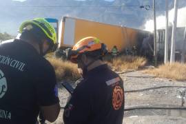 Tráiler de doble remolque cargado de pacas de cartón se incendia en la Carretera a Saltillo