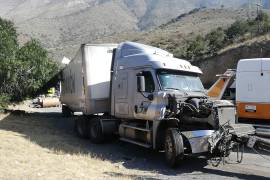 El tráiler involucrado en el accidente quedó volcado en la carretera federal 57, hasta que fue remolcado por una grúa, bloqueando la circulación durante varias horas.