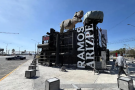 El tradicional reloj digital que daba la bienvenida en la antigua Plaza Rotaria sigue recibiendo a los visitantes.