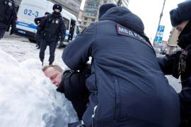 Este fin de semana, la policía detuvo en decenas de ciudades a centenares de rusos que fueron a depositar flores o prender velas en su honor en los lugares donde se recuerda a las víctimas de la represión