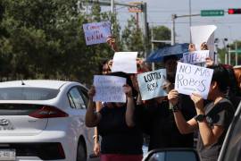 Estudiantes de la UANE se congregaron pacíficamente frente a la universidad, exigiendo cambios en las políticas educativas tras la alianza con Lottus Education.