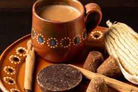 Servido tradicionalmente en recipientes de barro, el champurrado combina masa de maíz nixtamalizado, piloncillo y canela para brindar energía de liberación lenta.