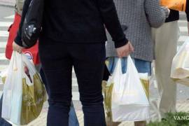 El uso de bolsas de plástico en el supermercado o centros comerciales, refleja del uso cotidiano de estos materiales.