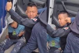 El video muestra a los policías intentando detener al joven para subirlo a la patrulla y llevarlo con las autoridades.