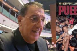 Alejandro González Yáñez mostró en el Senado los ejemplares de ‘Pueblo’ que compró para regalar a otros legisladores.