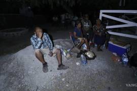 Familiares de mineros esperan noticias. Acampan en las afueras de la mina mientras autoridades continúan con operativos de rescate.