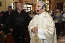El sacerdote recibió muestras de cariño de la comunidad en su doble celebración.