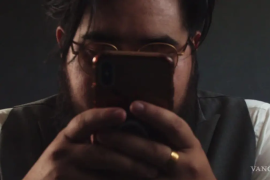 ‘Upskirting’ consiste en tomar fotografías o videos debajo de la falda de una mujer o niña, capturando la entrepierna, la ropa interior o los genitales de la persona.