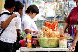 Según la SEP, 4 de cada 10 estudiantes en México presentan sobrepeso u obesidad. El programa “Vive Saludable, Vive Feliz” busca atender esta crisis con brigadas médicas, educación en salud y la prohibición de comida chatarra en escuelas.