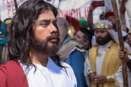 A lo largo del trayecto, se representan las 14 estaciones del viacrucis hasta llegar al Cerro de la Estrella, donde culmina la escenificación con la crucifixión.