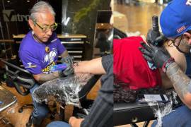 Los tatuadores donaron su tiempo y talento, logrando realizar 101 tatuajes a lo largo del día.