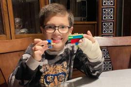 Luis Fernando creó Blayblades haciendo uso de piezas Lego con las que contaba y les puso nombre a sus creaciones.