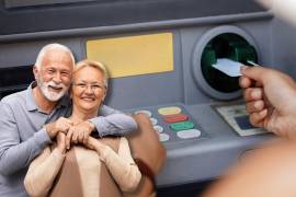 Los adultos mayores cada vez más se adaptan a la tecnología, uno de estos cambios como el uso del cajero automático en el banco.