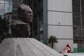 ”La presión a la baja sobre las calificaciones podría surgir de una reducción en la disposición o capacidad del gobierno para proporcionar apoyo oportuno”, declaró Moody’s.