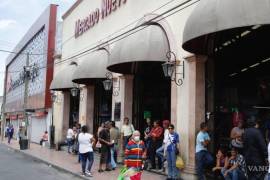 El incidente tuvo lugar mientras Samara realizaba compras en los locales del mercado, ubicado en las calles Manuel Pérez Treviño y Manuel Acuña.