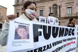 En imagen de archivo, miembros de FUUNDEC exigen justicia por los desaparecidos en una manifestación frente a Palacio de Gobierno en Saltillo.