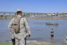 Los ahogamientos de migrantes se han incrementado en la frontera norte de México a partir de 2021. En la imagen: militares texanos y mexicanos custodian a un migrante que intenta cruzar el río Bravo.