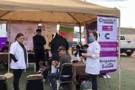 Personal de salud ofrece consultas médicas y orientación preventiva durante la caravana en el municipio de Hidalgo.