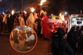 Un participante del Viacrucis en Edomex sufrió una fuerte caída tras un empujón mientras cargaba la cruz. El incidente reabre el debate sobre la seguridad en estas tradiciones.