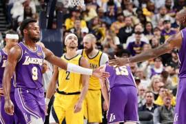 LeBron James encontró a Bronny James para un triple y ambos firmaron la primera asistencia padre e hijo en la historia de la NBA con los Lakers de Los Ángeles.