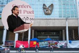 Zoé Robledo, titular del IMSS, ante las protestas de los trabajadores por falta de medicamentos y un salario justo.