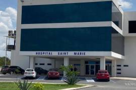 La menor siendo ingresada en la clínica Sainte Marie para continuar con el tratamiento tras la estabilización inicial en el IMSS.