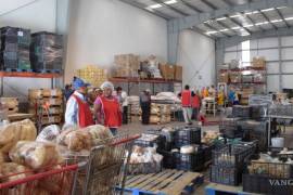 Despensas del programa “Ángeles” incluyen frutas, verduras y pan, además de productos básicos para familias necesitadas.