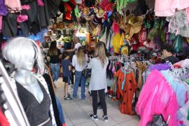 Los locales de disfraces en Saltillo se llenan de clientes en busca de personajes de terror y figuras de moda para Halloween.