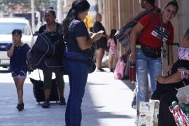 Las “nenis” abarrotan la Plaza de Armas en Saltillo cada viernes, buscando generar ingresos adicionales.