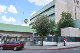 El oficial fue trasladado en ambulancia al IMSS en Monclova, escoltado por patrullas federales y municipales.