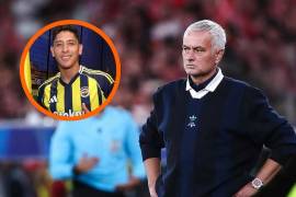 Edson Álvarez llegó al Fenerbahçe con el respaldo de José Mourinho, pero ahora deberá adaptarse a un nuevo proyecto tras la salida del entrenador portugués.