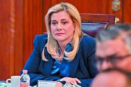 La gobernadora de Chihuahua, María Eugenia Campos Galván, viajó a Ciudad de México en medio de versiones sobre una posible comparecencia ante la Fiscalía General de la República.