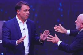 El debate con formato cara a cara puede percibirse como si se tratara de una obra de teatro por el alcance de los comentarios con intenciones muy visibles de incomodar a su contrincante.