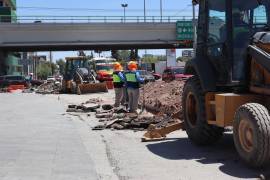 Trabajadores de Agsal realizan reparaciones en el cruce del bulevar V. Carranza y el periférico Luis Echeverría Álvarez, sin afectar las obras de recarpeteo y semaforización.