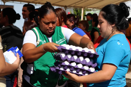 Familias de comunidades alejadas reciben apoyo alimentario y materiales de construcción a bajo costo.