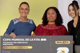La presidenta Claudia Sheinbaum entregó el boleto 001 para el partido inaugural del Mundial 2026 a una joven originaria de Veracruz como parte del concurso nacional “Representa a México en la Inauguración del Mundial”.